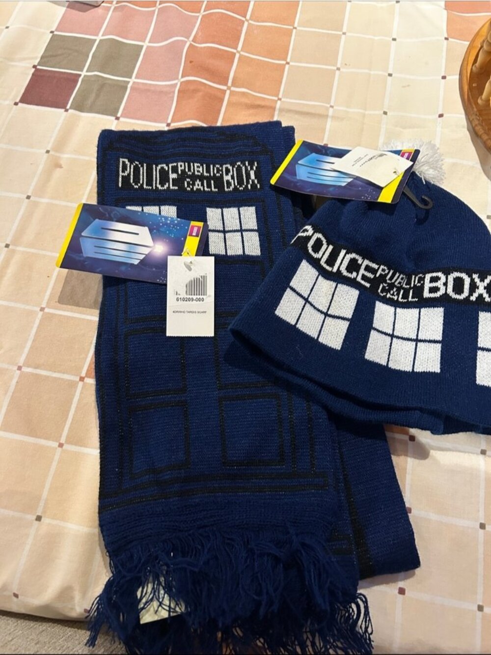 NWT Unisex Hot Topic Navy & White TARDIS Knit Hat and Scarf Set